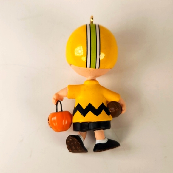 GET A 1ST DOWN, CHARLIE BROWN Hallmark Keepsake Collectible Ornament 2009 w/box - Picture 6 of 11